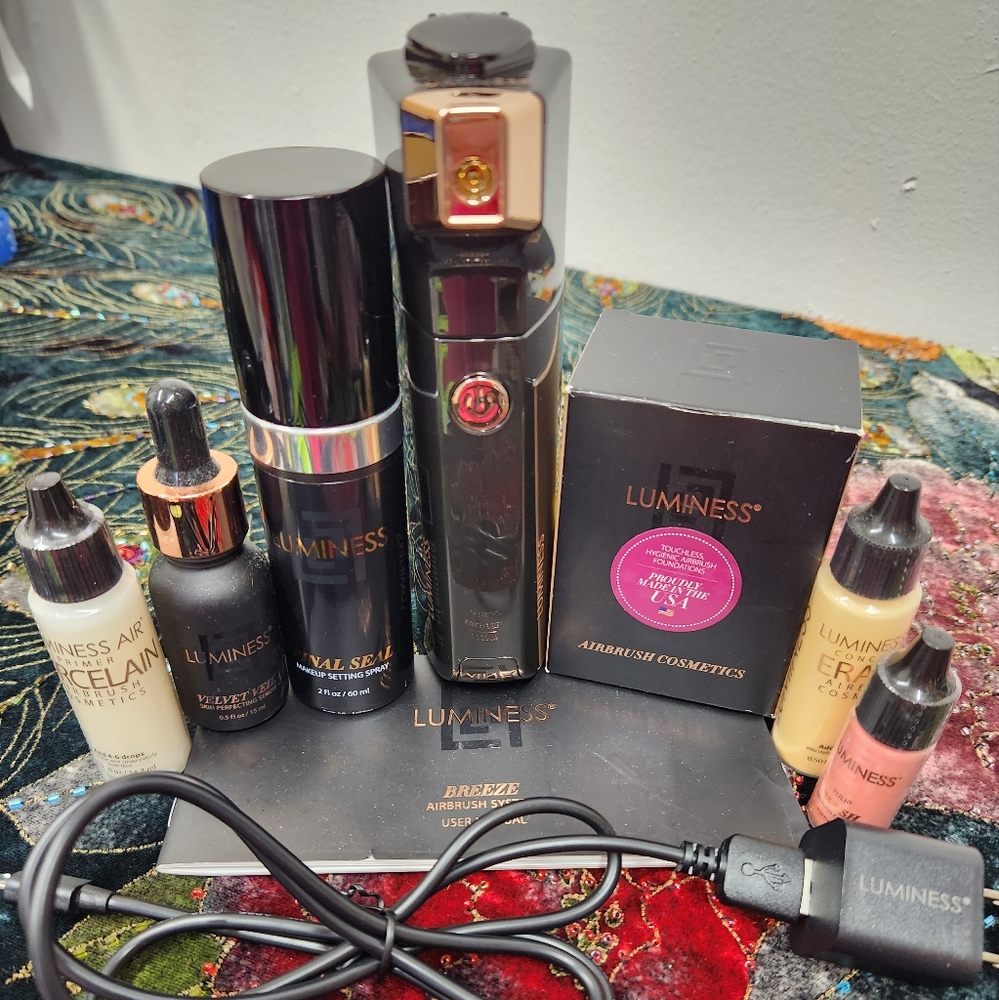 Luminess Foundation Set with Black and Gold Accents